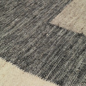 Counter håndvævet uldtæppe 200x300 cm - Charcoal/Off-white