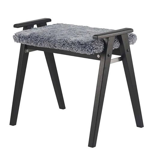 Alme Stool Sortbejdset eg/fåreskind lysegrå